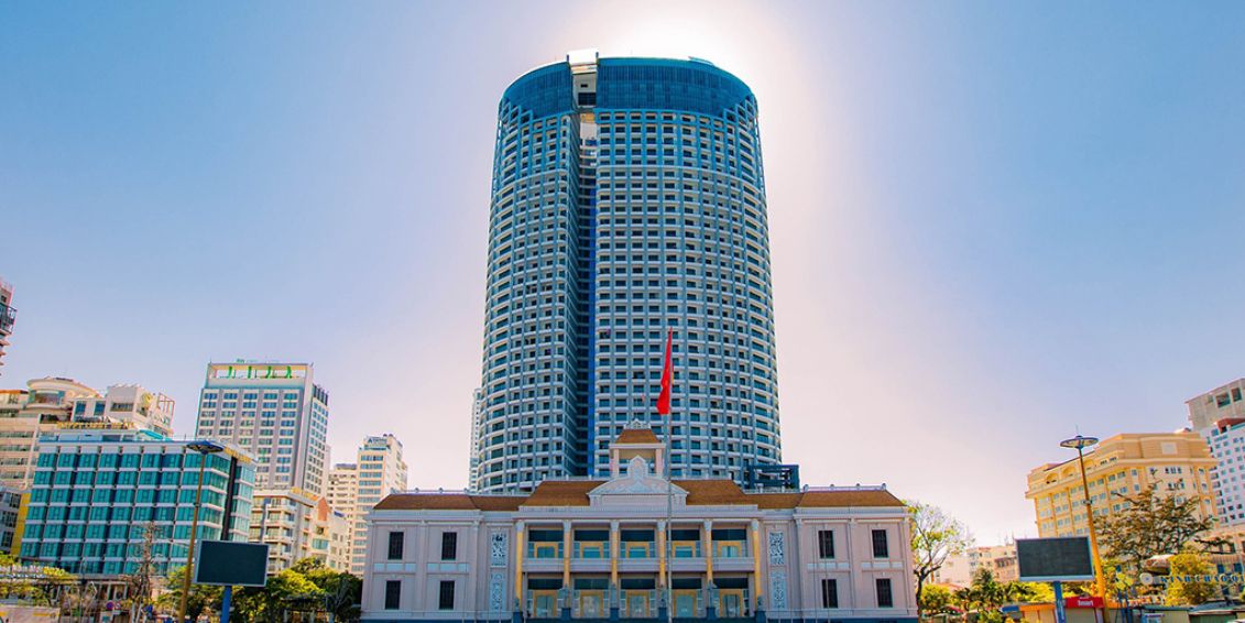 Panorama Nha Trang - Khách sạn sở hữu 2 bể bơi nước mặn đáy kính Kỷ lục Việt Nam